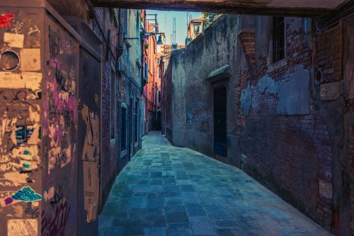 Vlies Fotótapéta - Narrow Venice street - 375x250 cm