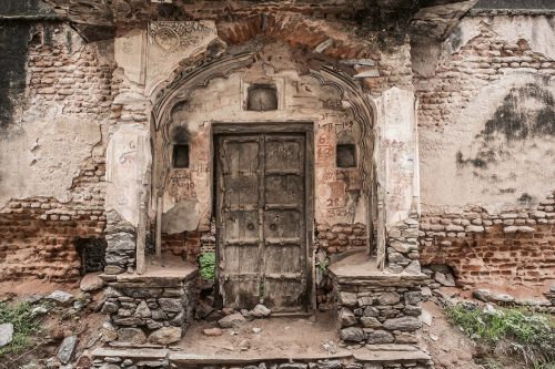 Vlies Fotótapéta - Ruins with old door - 375x250 cm