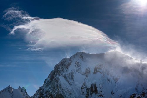 Vlies Fotótapéta - Snowy cloud over mountain - 375x250 cm