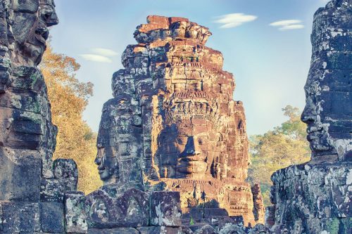 Vlies Fotótapéta - Temple of Bayon statues - 375x250 cm