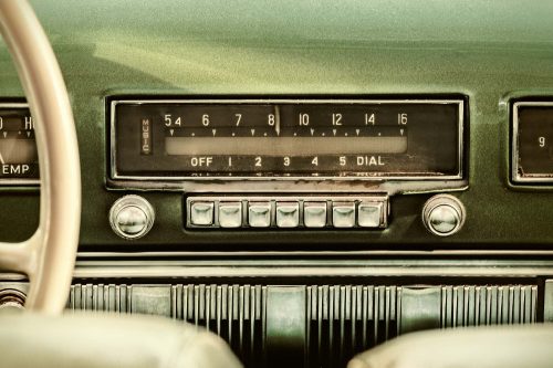 Vlies Fotótapéta - Radio in Old Car - 375x250 cm