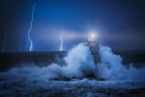 Vlies Fotótapéta - Lighthouse in storm - 375x250 cm