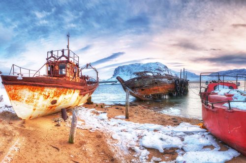 Vlies Fotótapéta - Old rusty fishing boats - 375x250 cm