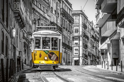 Vlies Fotótapéta - Yellow tram Lisbon - 375x250 cm