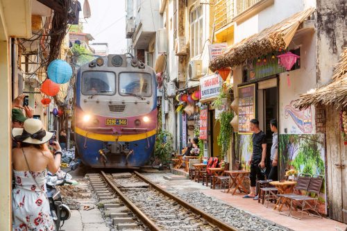 Vlies Fotótapéta - Train in Hanoi - 375x250 cm