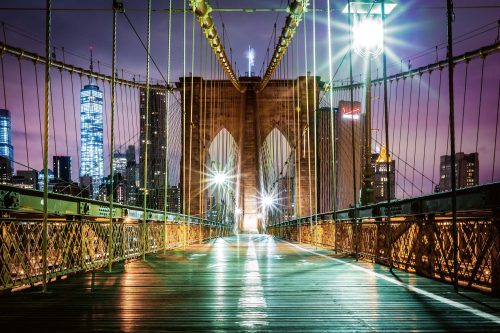 Vlies Fotótapéta - Empty Brooklyn Bridge at Night - 375x250 cm