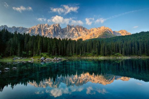 Vlies Fotótapéta - Lago di Carezza lake - 375x250 cm